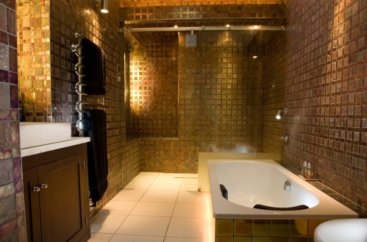 ванная с золотой плиткой